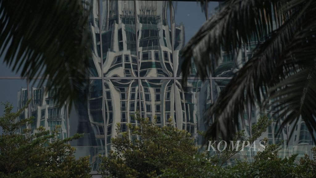 Pantulan kaca gedung bertingkat dan polusi udara di Jalan Sudirman, Jakarta Selatan, Kamis (7/9/2023). Mengutip laman IQAir, Indeks Kualitas Udara di Jakarta pada Kamis (7/9/2023) masih menunjukkan keterangan tidak sehat bagi kelompok sensitif dengan indeks 124. Selama kegiatan Konferensi Tingkat Tinggi Ke-43 ASEAN, pemerintah mengimbau perusahaan di Jakarta menerapkan bekerja dari rumah bagi sebagian karyawannya untuk menekan kemacetan dan polusi. 