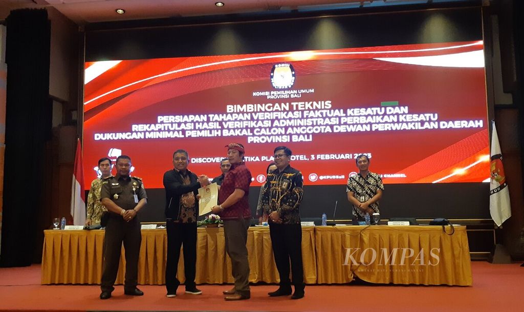 Ketua KPU Provinsi Bali I Dewa Gede Agung Lidartawan (kedua, kiri) menyerahkan berita acara hasil rekapitulasi verifikasi administrasi dukungan minimal pemilih bakal calon anggota DPD RI perwakilan Provinsi Bali kepada kandidat anggota DPD Provinsi Bali serangkaian acara "Bimbingan Teknis Persiapan Tahapan Verifikasi Faktual Kesatu dan Rekapitulasi Hasil Verifikasi Administrasi Perbaikan Kesatu Dukungan Minimal Pemilih Bakal Calon DPD Provinsi Bali" di Kuta, Badung, Jumat (3/2/2023).