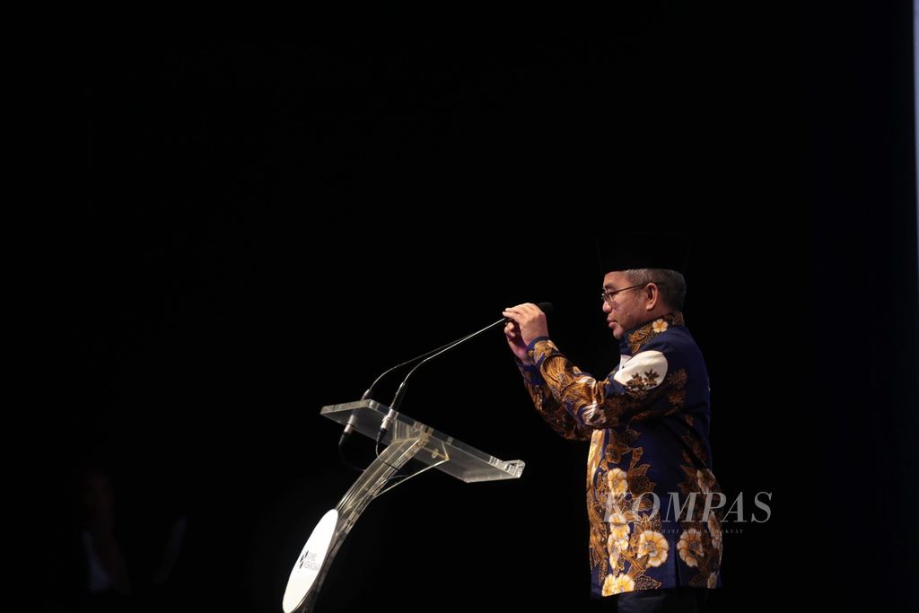 Anggota Dewan Pembina Nurcholish Madjid Society, Yudi Latif, memberikan ceramah dalam forum Refleksi Kebangsaan yang diadakan oleh Sumbu Kebangsaan di Jakarta, Sabtu (18/3/2023). Sumbu Kebangsaan adalah sebuah wadah inisiatif bersama Nurcholish Madjid Society, Jaringan Gusdurian, dan Maarif Institute. Acara tersebut berusaha menggali kembali pemikiran kebangsaan KH Abdurrahman Wahid (Gus Dur), Nurcholish Madjid, dan Syafii Maarif yang menjadi salah satu pemikir Islam paling berpengaruh di Indonesia. 