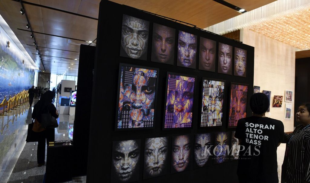 Karya Ariful Amir berjudul "Re-Code Batik DNA" dalam pameran seni rupa dan <i>nonfungible token </i>(NFT) bertajuk Re-Identify di Galeri Astra, Menara Astra, Jakarta, Rabu (26/7/2023). Pameran yang berlangsung pada 26-30 Juli 2023 menghadirkan beragam karya seni unik dan inovatif serta potensi dalam era seni digital.