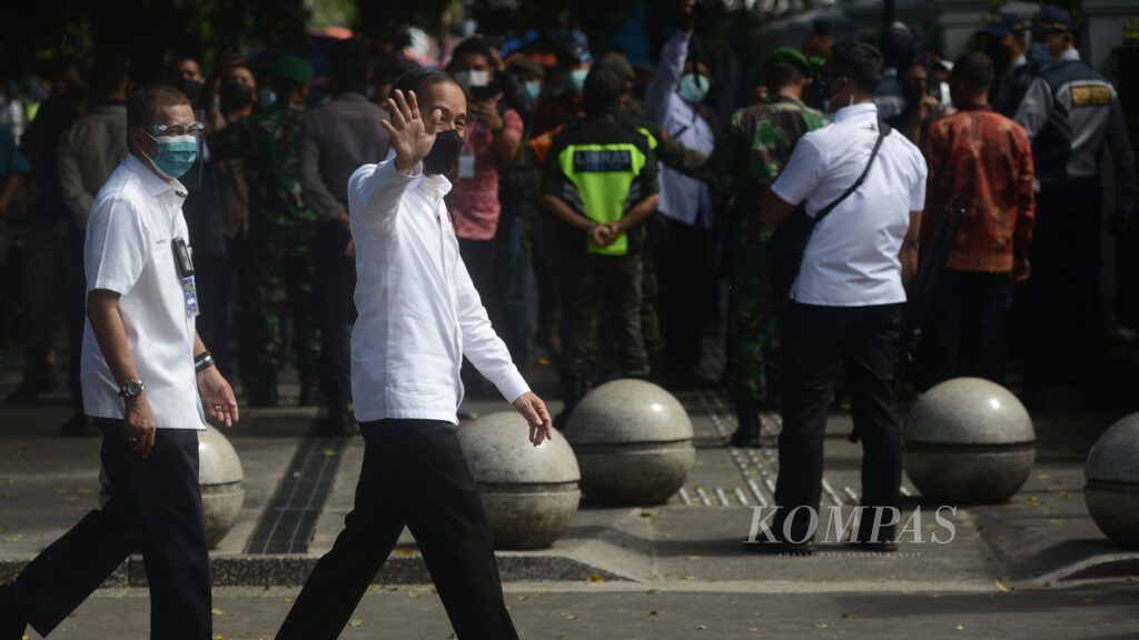Presiden Joko Widodo didampingi Wali Kota Yogyakarta Haryadi Suyuti (kiri) menyapa warga saat hendak meninjau kegiatan vaksinasi massal Covid-19 di Museum Benteng Vredeburg, Yogyakarta, Senin (1/3/2021). Presiden Joko Widodo meninjau pelaksanaan vaksinasi Covid-19 bagi kalangan pedagang dan pekerja di Pasar Beringharjo dan Museum Benteng Vredeburg. Sebanyak 3.200 warga dari kalangan pedagang, buruh gendong, petugas keamanan, serta petugas parkir, di Yogyakarta mendapatkan suntikan vaksin Covid-19 pada hari itu.