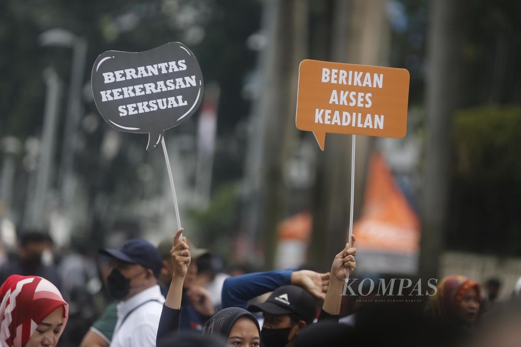 Sambil membawa poster sosialisasi gerakan Stop Kekerasan terhadap Perempuan dan Anak, warga mengikuti acara jalan sehat bersama Menteri Pemberdayaan Perempuan dan Perlindungan Anak Bintang Puspayoga di kawasan Bundaran Hotel Indonesia, Jakarta, Minggu (25/9/2022).
