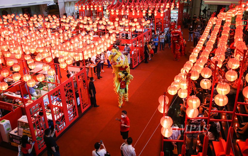 The Lion Dance attraction at the Chinese Market is an attraction for visitors at Taman Anggrek Mall, West Jakarta, Sunday (30/1/2022).