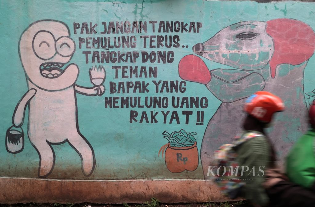 Perilaku korupsi yang masih terus terjadi di Tanah Air mendapat sorotan masyarakat dan dituangkan dalam mural, seperti terlihat di Kedaung, Tangerang Selatan, Banten, Rabu (1/2/2023). Buruknya nilai Indeks Persepsi Korupsi Indonesia tahun 2022 harus menjadi pelajaran bagi pemerintah untuk mereformasi hukum dengan mereformasi institusi penegak hukum, perundang-undangan yang menjadi dasar penegakan hukum, dan sistem penegakan hukum secara keseluruhan. 