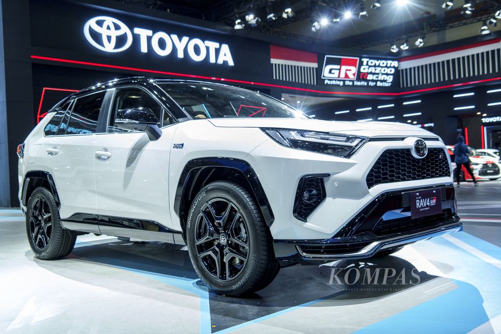 Toyota RAV4 GR Sport PHEV dalam pameran Gaikindo Jakarta Auto Week 2023 di JCC Senayan, Jumat (10/3/2023). 