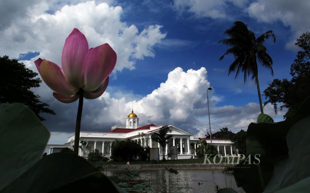 Istana Bogor - Pemandangan Istana Bogor dari Kebun Raya Bogor, Bogor, Sabtu (10/1/2015). Istana Bogor dibangun pertama kali tahun 1744 atas permintaan Gubernur Jenderal Belanda Gustaaf Willem Baron van Imhoff sebagai tempat peristirahatan yang terus berkembang menjadi istana. Meski pernah rusak saat meletusnya Gunung Salak tahun 1834, bangunan ini kembali direstorasi dengan gaya arsitektur Eropa abad  ke-19.