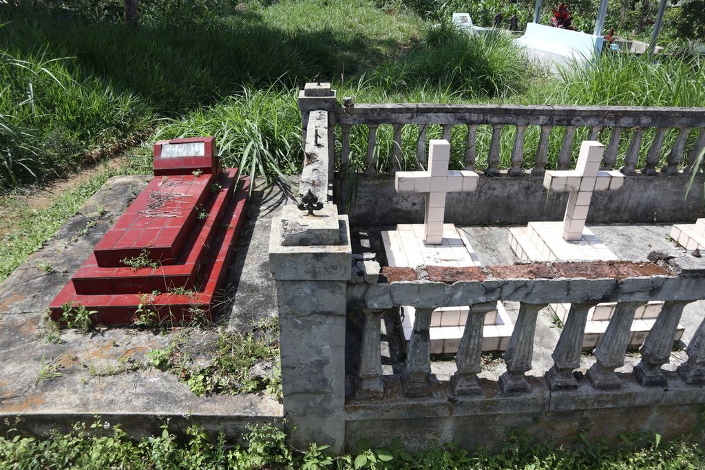 Potret makam muslim dan nasrani yang berdampingan di Desa Cisantana, Kecamatan Cigugur, Kabupaten Kuningan, Jawa Barat, Jumat (24/7/2020). Toleransi antarumat beragama di Cigugur telah lama terjalin.
