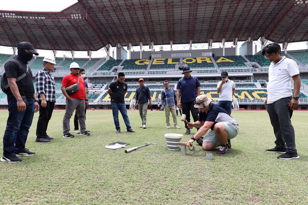 FIFA saat pengecekan kesiapan Stadion Gelora Bung Tomo di Surabaya, Jawa Timur, Sabtu (25/2/2023), untuk penyelenggaraan Piala Dunia U-20. Surabaya termasuk dalam enam kota penyelenggara turnamen bersama Palembang, Jakarta, Bandung, Solo, dan Bali.