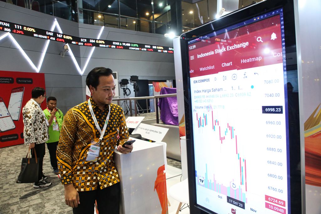 Peserta pameran memperhatikan grafik pergerakan indeks dalam Capital Market Summit Expo 2023 di Bursa Efek Indonesia di Jakarta, Kamis (26/10/2023). Pameran yang mengangkat tema ”Aku Investor Saham” ini bertujuan untuk meningkatkan rasa kebanggaan, inklusivitas, serta kemajuan bagi investor saham. 