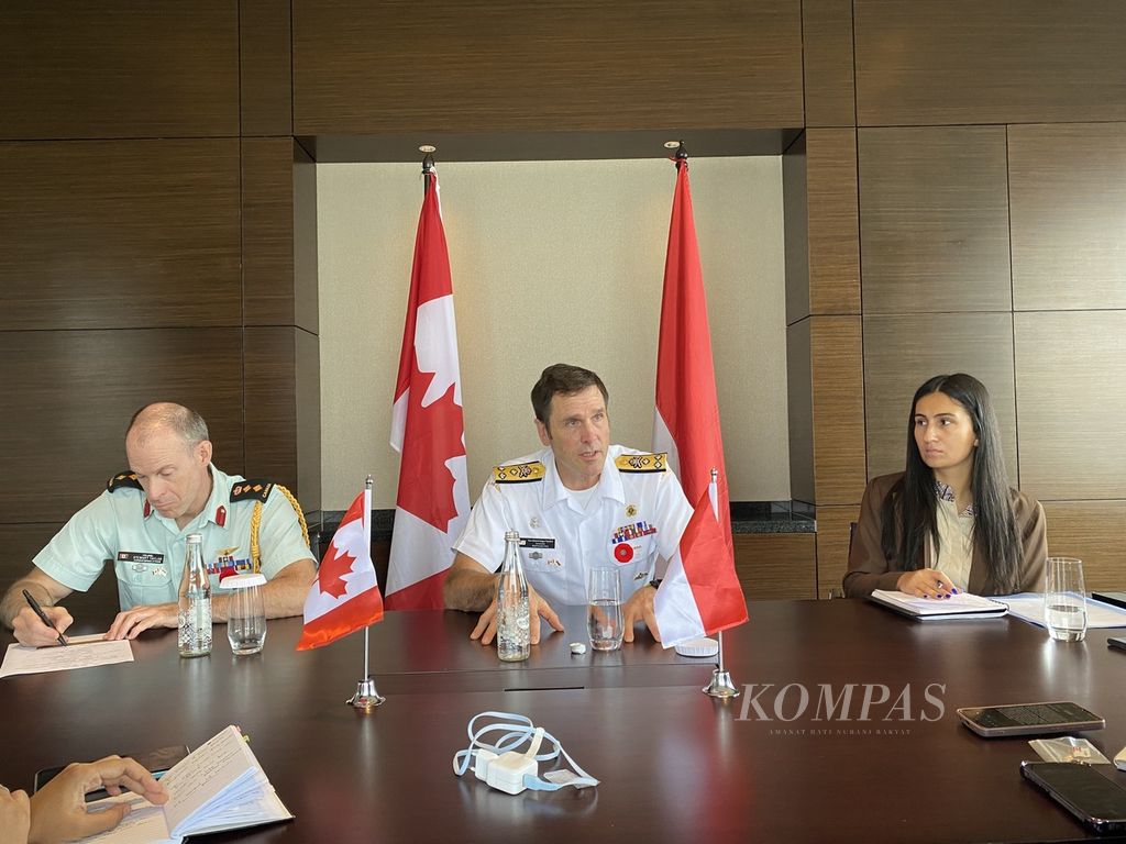 Panglima Angkatan Laut Kanada Vice Admiral Angus Topshee didampingi Atase Pertahanan Kanada Kolonel Stewart Taylor dan Arielle Sobhani dari Kedutaan Kanada di Indonesia menjelaskan tentang hasil kunjungannya ke Indonesia, Jumat (8/11/2024).