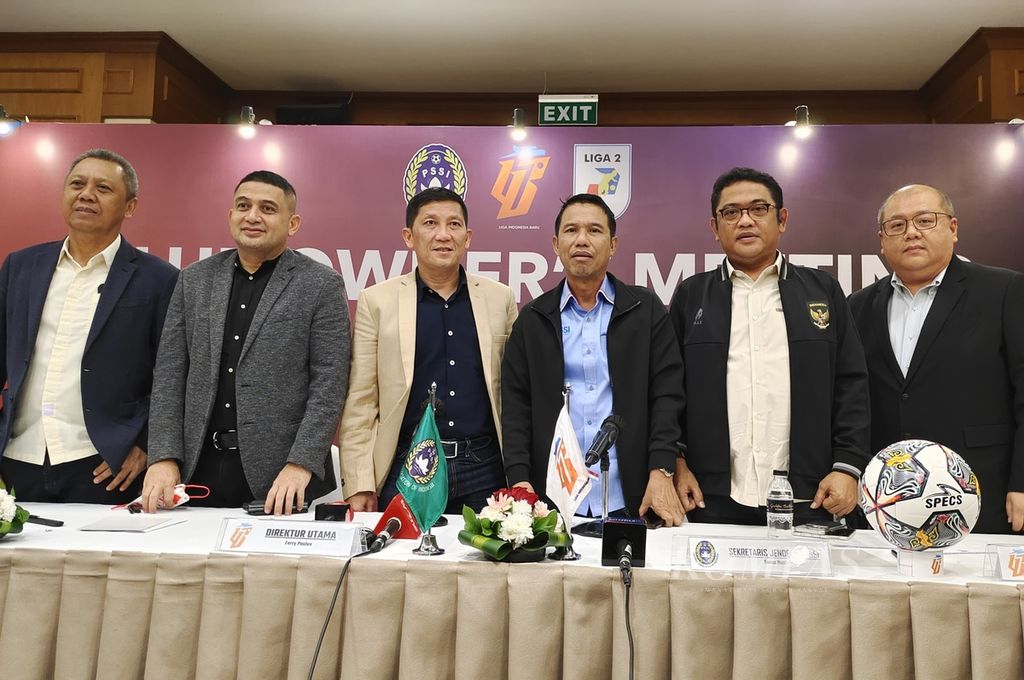 Direktur Utama PT Liga Indonesia Baru Ferry Paulus dan jajaran PT LIB seusai konferensi pers mengenai pertemuan dengan perwakilan klub Liga 2 di Jakarta, Selasa (24/1/2023). Dari dinamika yang terjadi dalam forum itu, sebagian besar klub ingin Liga 2 dilanjutkan. Tetapi, dengan kendala yang ada, PT LIB siapkan sistem baru dengan cara <i>bubble</i> (gelembung). Usulan ini akan dibawa ke PSSI untuk diputuskan oleh Exco PSSI karena mereka yang punya ranah untuk memutuskan, seperti saat memutuskan Liga 2 dihentikan per 12 Januari 2023. 