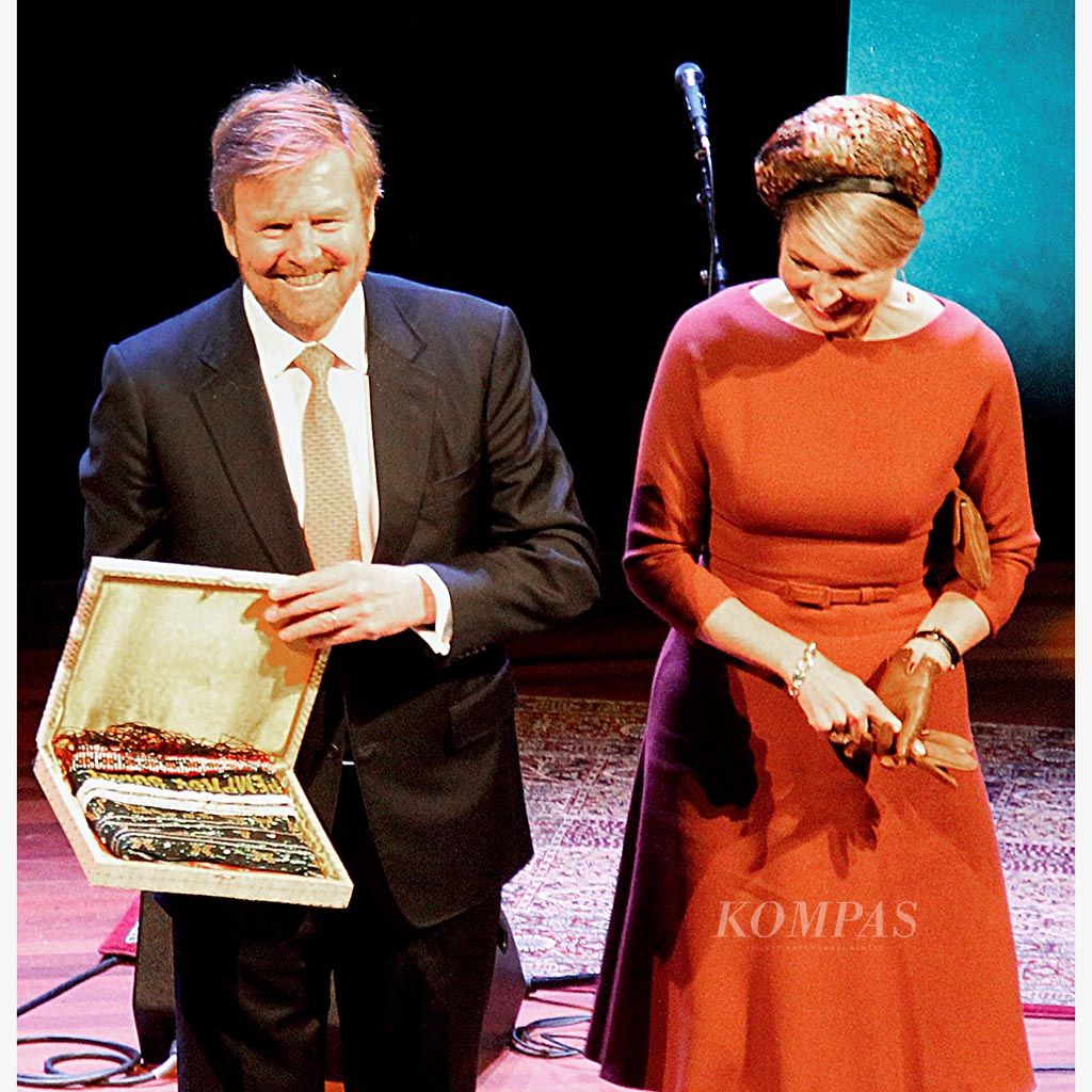 https://assetd.kompas.id/nO8t4ulnPE9uvKwDOUBvHLTtX6s=/1024x1024/filters:watermark(https://cdn-content.kompas.id/umum/kompas_main_logo.png,-16p,-13p,0)/https%3A%2F%2Fkompas.id%2Fwp-content%2Fuploads%2F2020%2F03%2FHadiah-Raja-Belanda_87936682_1583599193.jpg