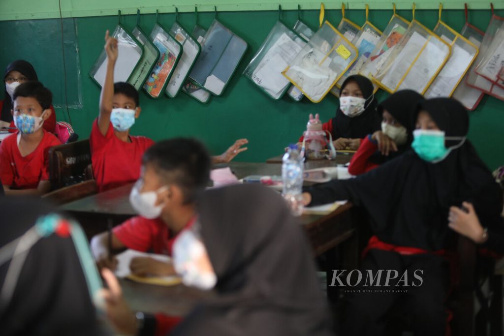 Siswa mengikuti pembelajaran tatap muka mengawali kegiatan belajar pada tahun ajaran baru 2022/2023 di SD Negeri 09 Pondok Kelapa, Jakarta, Kamis (14/7/2022). Pembelajaran tatap muka 100 persen yang sudah dimulai sejak Senin lalu diharapkan dapat memulihkan capaian pendidikan yang terkendala selama pandemi dalam dua tahun terakhir. 