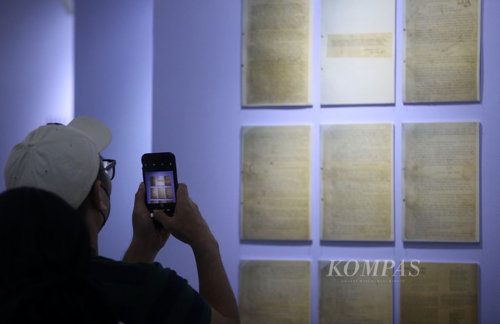 Suasana pameran arsip penyair Chairil Anwar berjudul "Aku Berkisar Antara Mereka" di Galeri Salihara, Jakarta, Jumat (28/10/2022). 