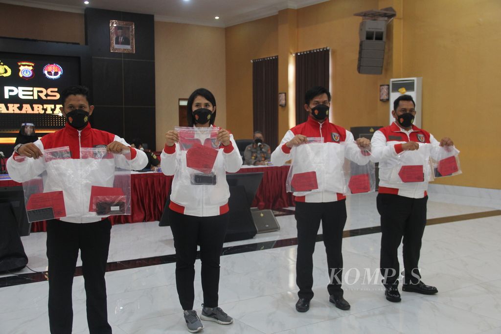 Petugas kepolisian menunjukkan barang bukti kasus penyebaran konten pornografi anak dalam konferensi pers di Markas Polda Daerah Istimewa Yogyakarta (DIY), Kabupaten Sleman, Rabu (13/7/2022). 
