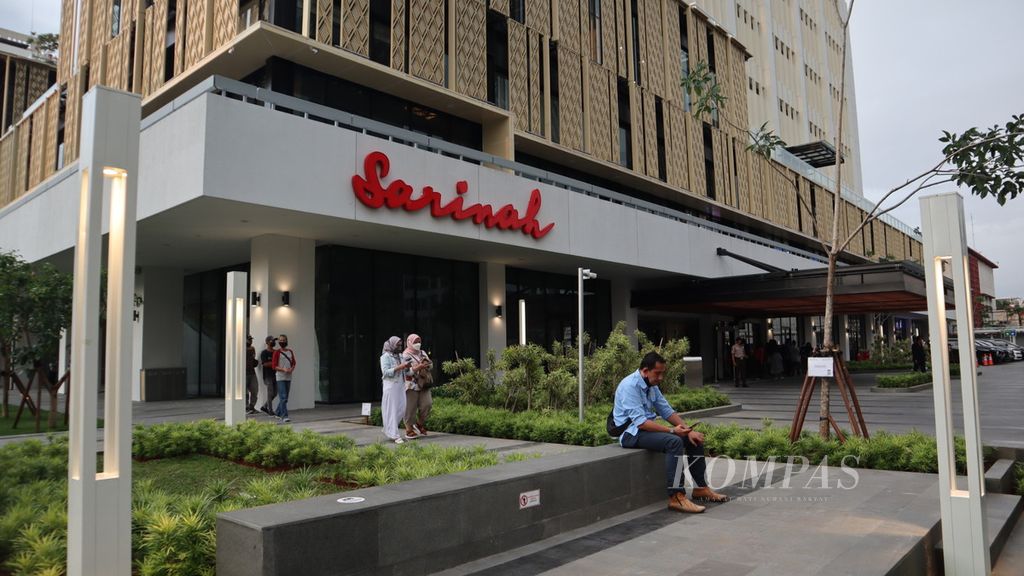 Suasana di luar pusat perbelanjaan Sarinah di Jalan MH Thamrin, Jakarta Pusat, Rabu (6/4/2022) sore.