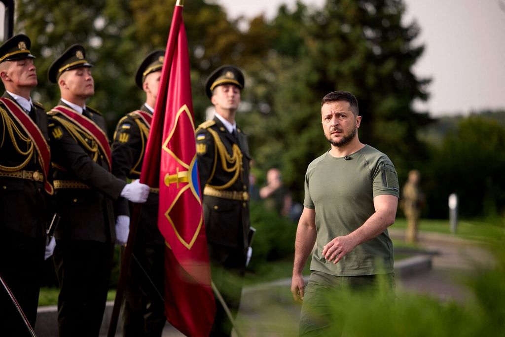 Presiden Ukraina Volodymyr Zelenskyy menghadiri perayaan Hari Bendera Ukraina pada 23 Agustus 2022 di Kyiv. Ukraina merayakan Hari Bendera setiap 23 Agustus dan Hari Kemerdekaan setiap 24 Agustus. 