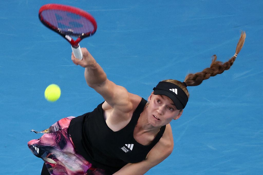 Petenis Kazakhstan Elena Rybakina melakukan servis melawan petenis Belarusia Victoria Azarenka dalam pertandingan semifinal tunggal putri mereka pada hari kesebelas turnamen tenis Australia Terbuka. di Rod Laver Arena, Melbourne, Australia Kamis (26/1/2023) sore WIB. Elena Rybakina sukses melangkah ke partai final setelah mengalahkan petenis asal Belarusia Victoria Azarenka. Dalam laga tersebut Elena berhasil menang lewat dua set langsung dengan skor 7(7) Ð 6(4) dan 6-3.