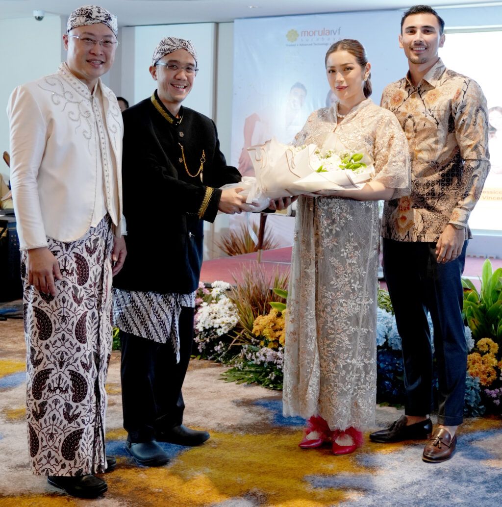 Jessica iskandar dan suami berfoto bersama para dokter obgyn dari Morula IVF Surabaya