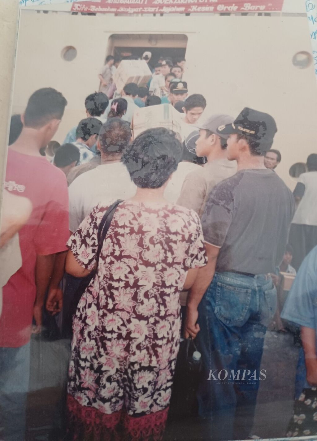 Ribuan warga Indonesia yang berdomisili di Timor Timur berangsur-angsur meninggalkan Timtim dengan KM Dorolonda yang sandar di Pelabuhan Dili, April 1999.