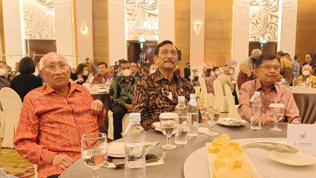 Pengusaha dan pemilik Santini Group, Sofjan Wanandi (kiri), Menteri Koordinator Bidang Kemaritiman dan Investasi Luhut Binsar Pandjaitan (tengah), dan Mantan Wakil Presiden RI 2004-2009 dan 2014-2019 Jusuf Kalla dalam peluncuran buku <i>Katrina Pemersatu Keluarga Wanandi </i>karya Robert Adhi Kusumaputra, di Jakarta, Rabu (30/11/2022).