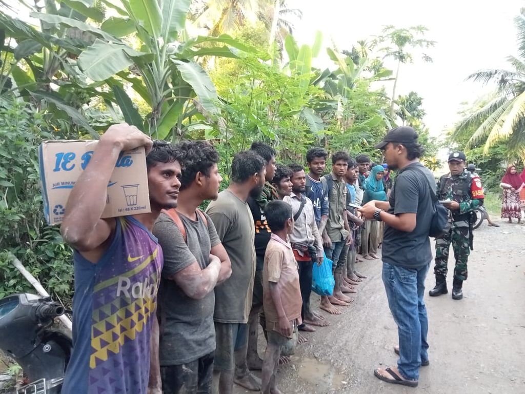 Pengungsi etnis Rohingya saat berada di Desa Padang Kawa, Kecamatan Tangan-tangan, Kabupaten Aceh Barat Daya, Aceh, Senin (13/3/2023). Mereka terdampar ke kabupaten itu setelah berlayar dari Bangladesh.