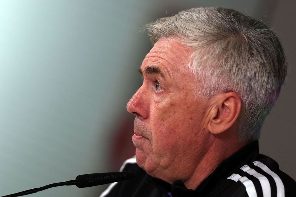 Pelatih Real Madrid Carlo Ancelotti dalam konferensi pers di fasilitas laithan Ciudad Real Madrid, Valdebebas, Madrid, Spanyol, Rabu (1/3/2023). 