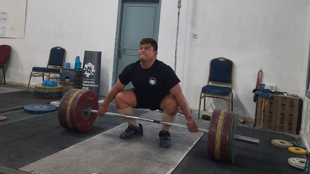 Lifter putra Muhammad Zul Ilmi berlatih untuk mengikuti seleksi nasional SEA Games 2023 di Mes Perwira TNI AL Kwini, Jakarta Pusat, Jumat (20/1/2023). Ia meraih medali emas dari kelas 89 kilogram putra dalam SEA Games Vietnam pada 2022.