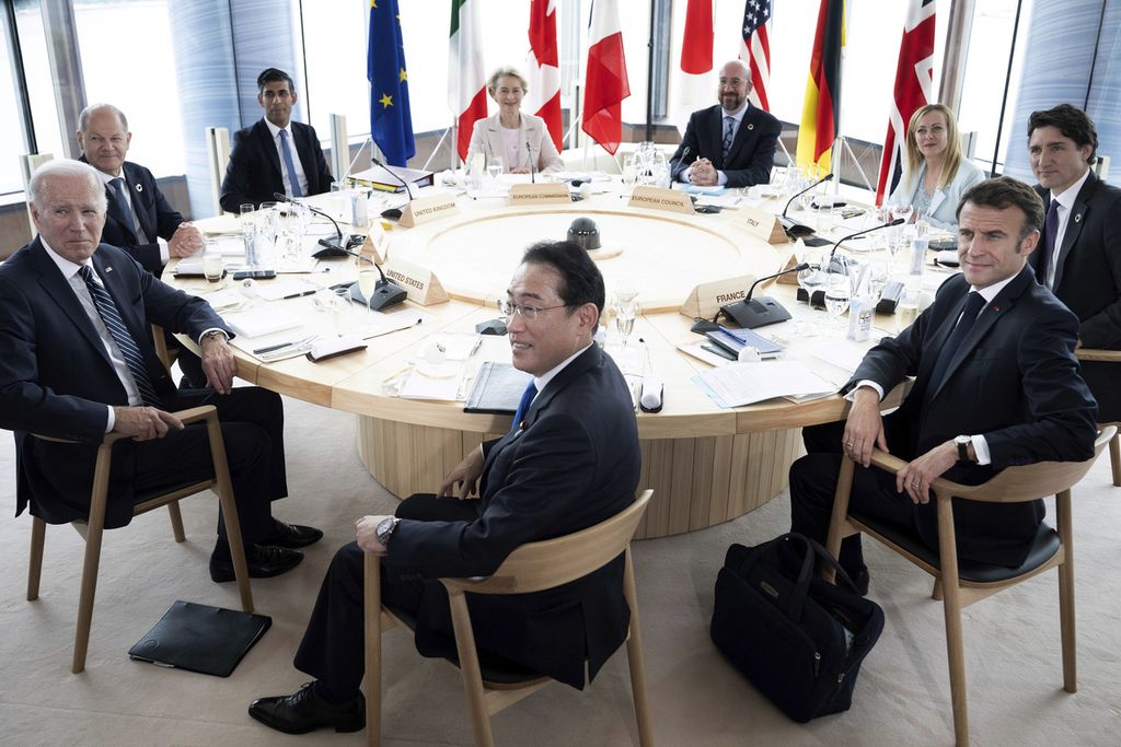 Searah jarum jam dari kiri, Presiden Amerika Serikat Joe Biden, Kanselir Jerman Olaf Scholz, Perdana Menteri Inggris Rishi Sunak, Presiden Komisi Eropa Ursula von der Leyen, Presiden Dewan Eropa Charles Michel, PM Italia Giorgia Meloni, PM Kanada Justin Trudeau, Presiden Perancis Emmanuel Macron, serta PM Japan Fumio Kishida menghadiri KTT G7 di Hiroshima, Jepang, Jumat (19/5/2023).