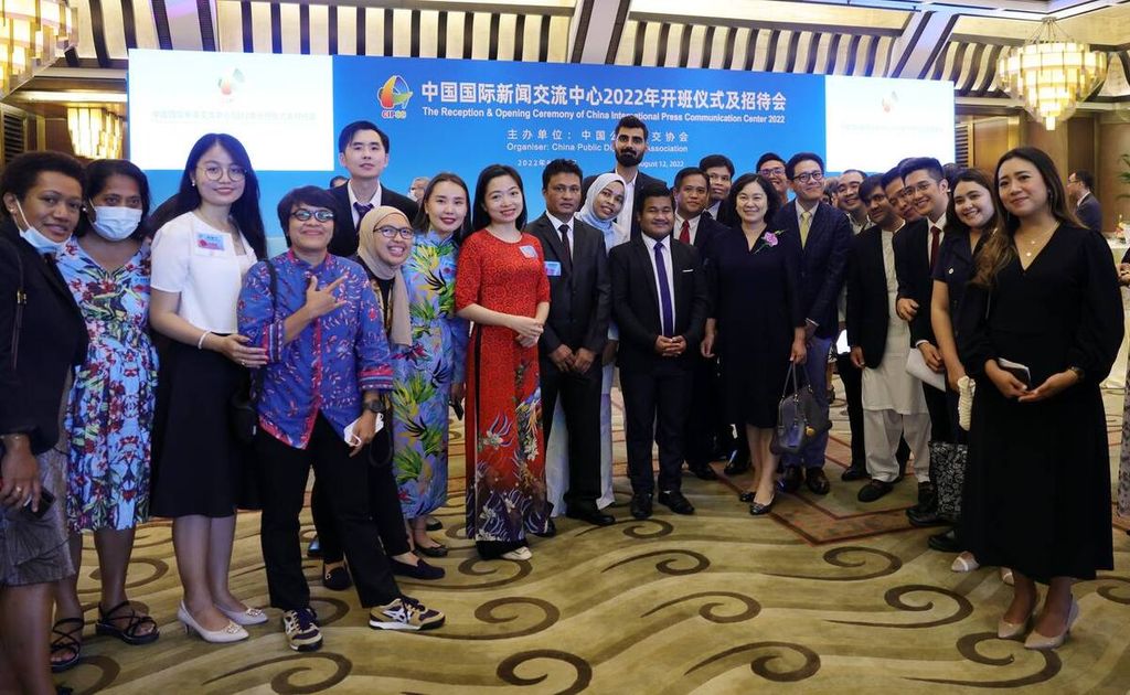 Hua Chunying, Asisten Menteri Luar Negeri China sekaligus juru bicara Kementerian Luar Negeri China, tengah berfoto bersama dengan wartawan asing peserta Program CIPCC di Wisma Negara Diaoyutai, Jumat (12/8/2022).