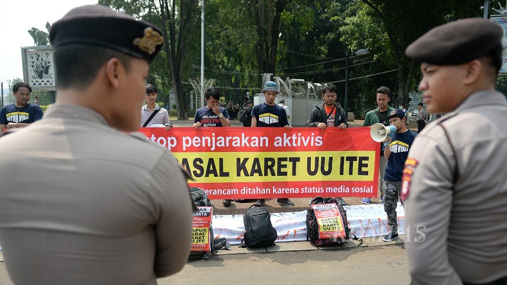 https://assetd.kompas.id/nbZg9QNc0kNe8uKk85YusbLkw30=/1024x576/filters:watermark(https://cdn-content.kompas.id/umum/kompas_main_logo.png,-16p,-13p,0)/https%3A%2F%2Fkompas.id%2Fwp-content%2Fuploads%2F2019%2F01%2F20190108_PASAL-KARET-UU-ITE_D_web_1546929552.jpg