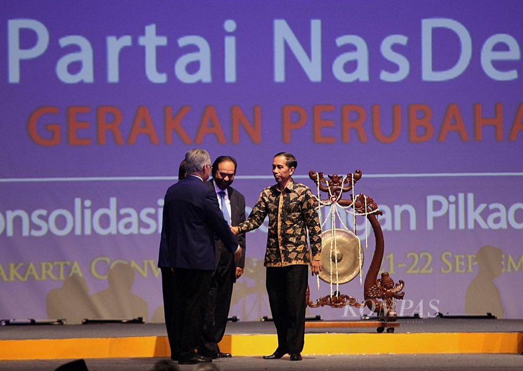 Presiden Joko Widodo membuka Rapat Kerja Nasional Partai Nasdem di Jakarta, Senin (21/9/2015). Selain Presiden, berdiri di podium adalah Ketua Umum Partai Nasdem Surya Paloh, Ketua Majelis Tinggi Partai Nasdem Jan Darmadi, dan Ketua Badan Pemenangan Pemilu (Bappilu) Partai Nasdem Enggartiasto Lukito. Agenda raker antara lain konsolidasi dan pembekalan bagi 255 bakal calon kepala daerah dalam pemilihan umum serempak Desember 2015.