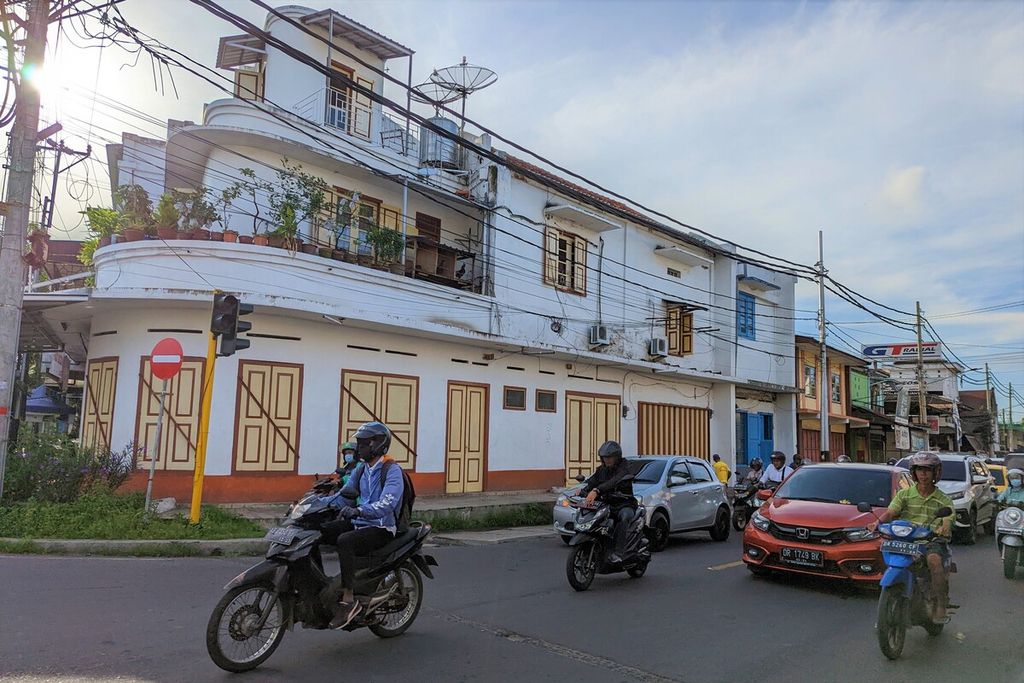Lalu lintas kendaraan di Kota Tua Ampenan di Kota Mataram, Nusa Tenggara Barat. Mataram memiliki potensi besar untuk menjadi kota ekonomi kreatif.