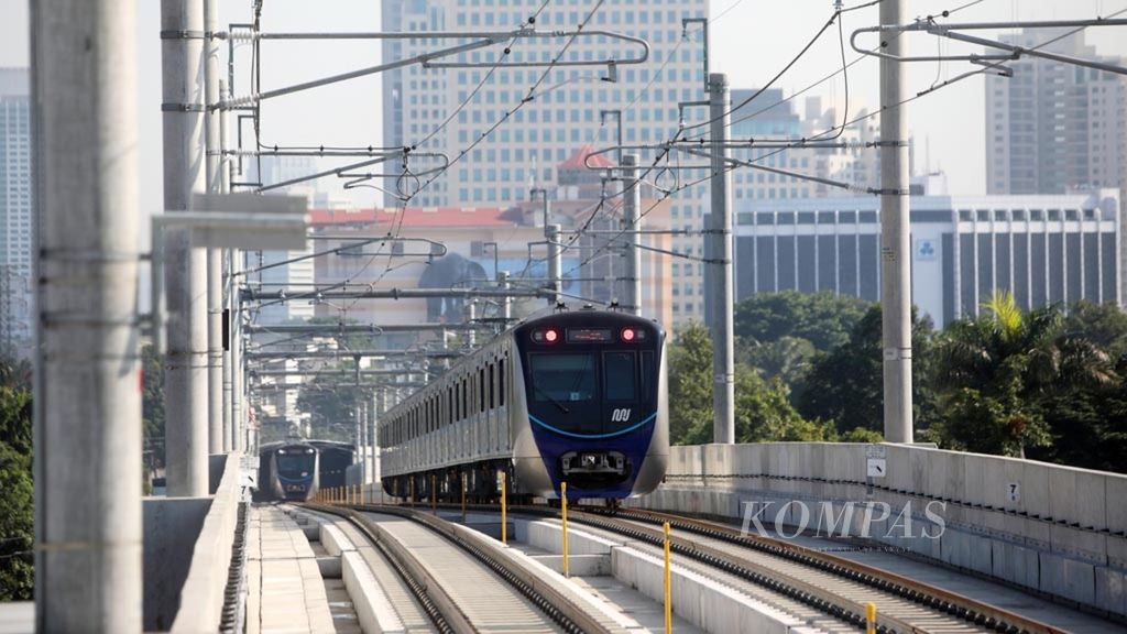 Kereta moda raya terpadu (MRT) memasuki Stasiun ASEAN, Jakarta Selatan, Senin (1/4/2019).