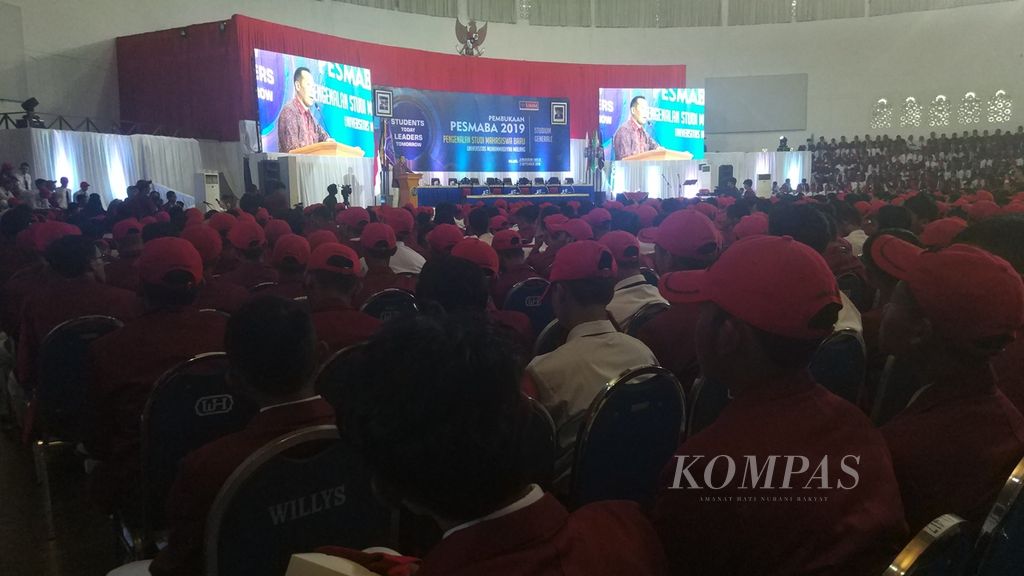 Ribuan mahasiswa baru Universitas Muhammadiyah Malang mendengarkan sambutan Rektor Fauzan pada kuliah umum di Dome UMM, Malang, Jawa Timur, Senin (2/9/2019).