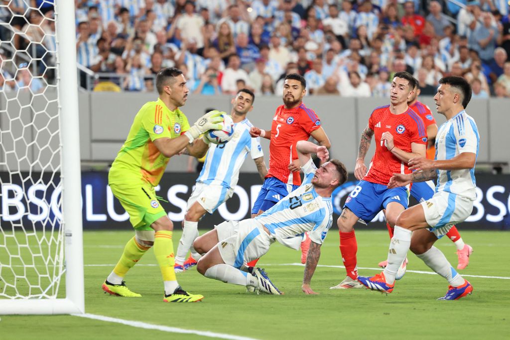 Gelandang Argentina Alexis Mac Allister bereaksi setelah gagal melakukan tembakan ke gawang Chile yang dijaga kiper Claudio Bravo, saat pertandingan sepak bola Grup A Copa America 2024 di Stadion MetLife di East Rutherford, New Jersey, Amerika Serikat, Rabu (26/6/2024) pagi WIB.