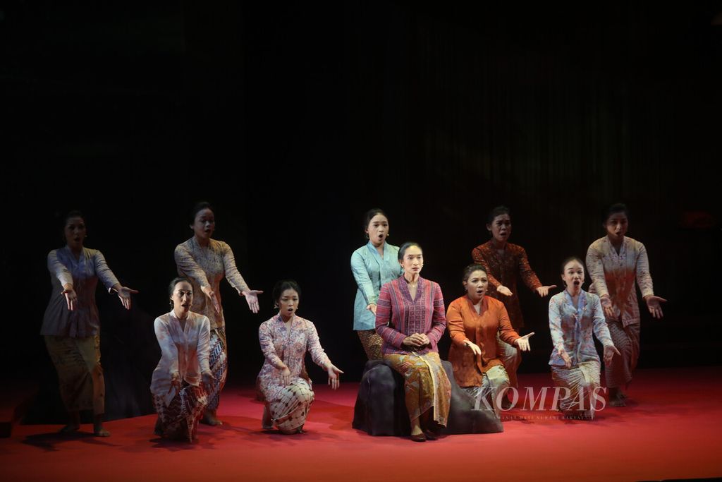 Pementasan teater musikal monolog Inggit Garnasih di Ciputra Artpreneur, Jakarta, Kamis (19/5/2022). Monolog Happy Salma dalam teater musikal Inggit Garnasih ini terinspirasi dari roman <i>Kuantar ke Gerbang</i> karya Ramadhan KH yang mengeksplorasi lapisan-lapisan emosi yang dirasakan oleh Inggit selama 20 tahun menjalani pernikahan dengan Soekarno. 