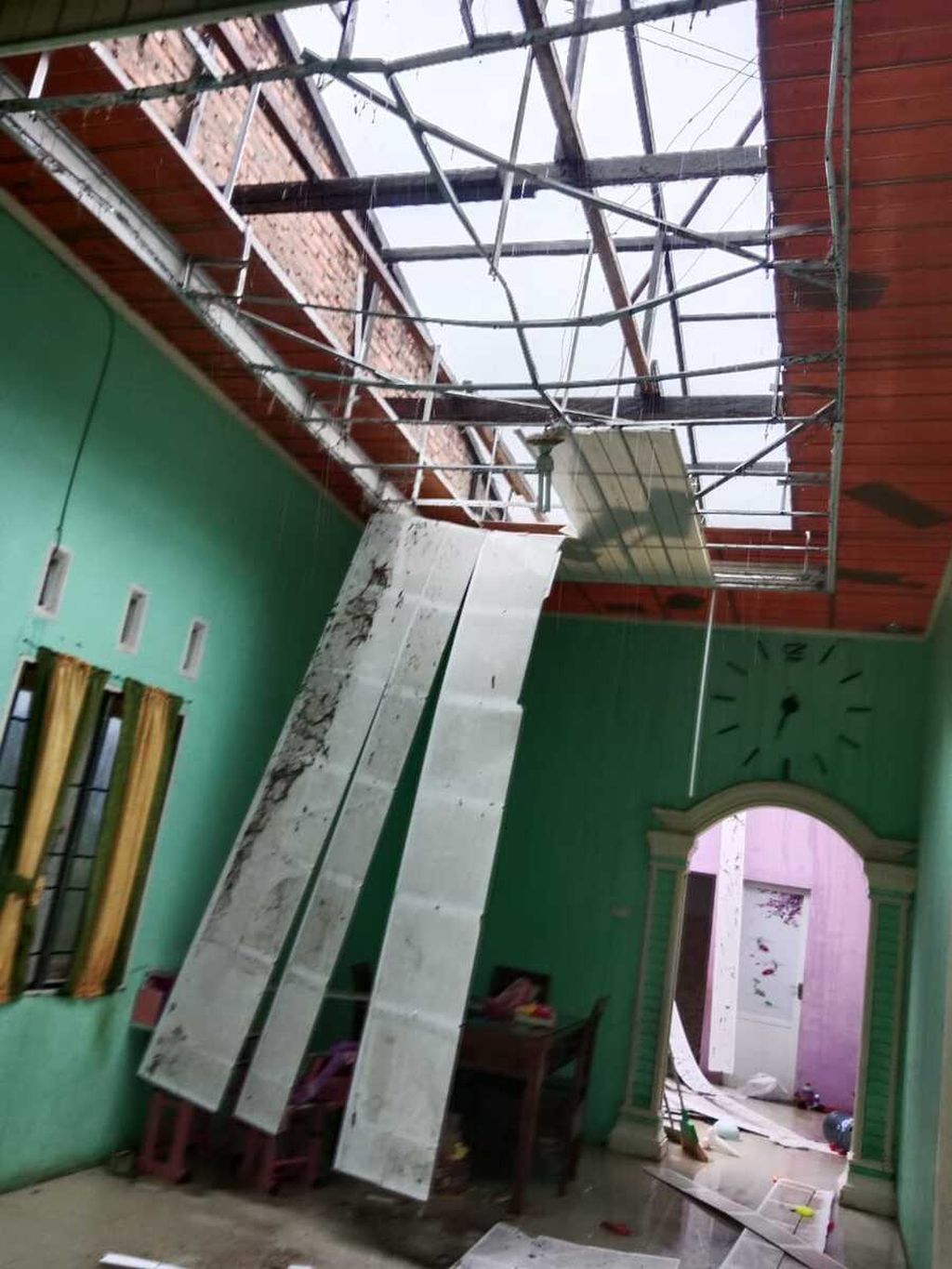Rumah warga rusak karena diterjang angin puting beliung di Kabupaten Aceh Barat, Aceh, Kamis (23/3/2023). Sejak 2019 hingga 2022, Aceh telah dilanda 335 kali angin puting beliung yang merusak 780 rumah dengan nilai kerugian Rp 70,4 miliar.