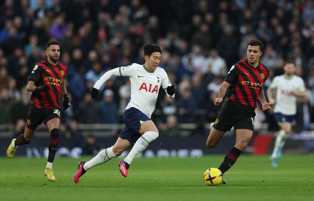 pemain Tottenham Hotspur Son Heung-Min (tengah) berebut bola dengan pemain Manchester City Riyad Mahrez (kiri) dan Rodri (kanan) pada laga Liga Inggris di Stadion Tottenham Hotspur, London, Minggu (5/2/2023). Tottenham menang 1-0 pada laga itu.