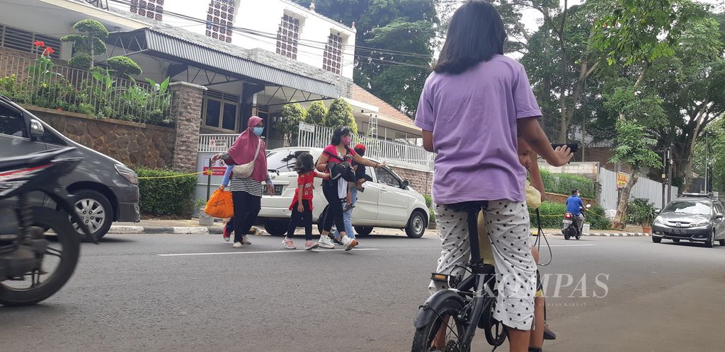 Sejumlah warga hendak mendatangi Tebet Eco Park, Jakarta Selatan, Rabu (15/6/2022).  Taman Tebet Eco Park ditutup sementara untuk pemeliharaan taman dan perbaikan fasilitas  pada 15-30 Juni 2022.