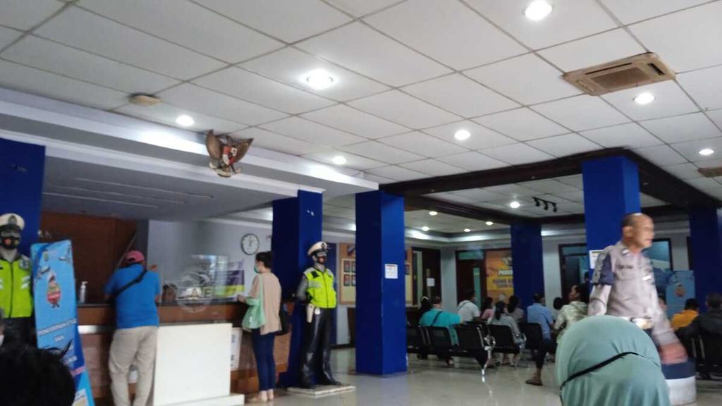 Suasana kantor Ditlantas Polda Metro Jaya, Kamis (27/10/2022), yang didatangi oleh para warga yang terkena tilang elektronik.