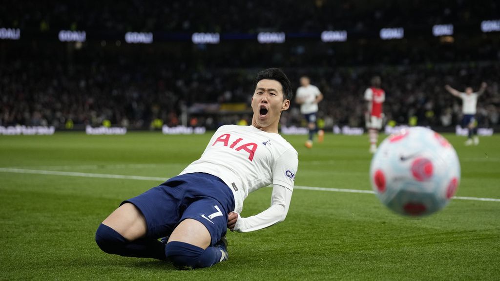 Selebrasi pemain Tottenham Hotspur, Son Heung-min setelah mencetak gol ketiga Hotspur ke gawang Arsenal dalam pertandingan Liga Inggris melawan Arsenal di Stadion Tottenham Hotspur, London, Jumat (13/5/2022) dini hari WIB. Tambahan gol ini, 21 gol, membuat Son memepet striker Liverpool Mohamed Salah, 22 gol, di daftar pencetak gol terbanyak Liga Inggris. Hotspur menang dengan skor 3-0.