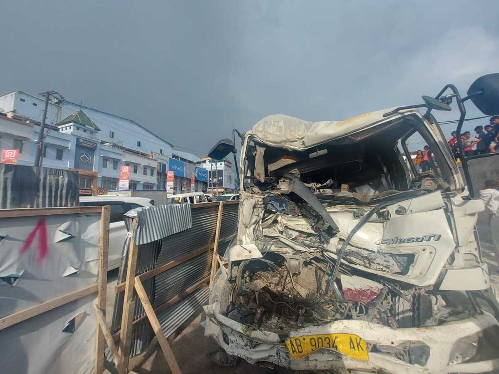 Kondisi lokasi kecelakaan truk molen yang diduga gagal mengerem menabrak truk molen lain yang terparkir di sekitar Simpang Muara Rapak, Kota Balikpapan, Kalimantan Timur, Selasa (27/12/2022). Seorang sopir meninggal dunia.