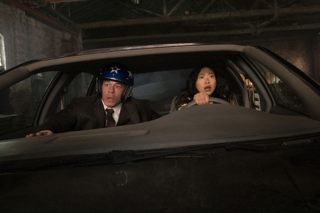 Aktor Noel Cassidy (John Cena) dan Katie Kim (Awkwafina) dalam <i>Jackpot! </i>(2024).