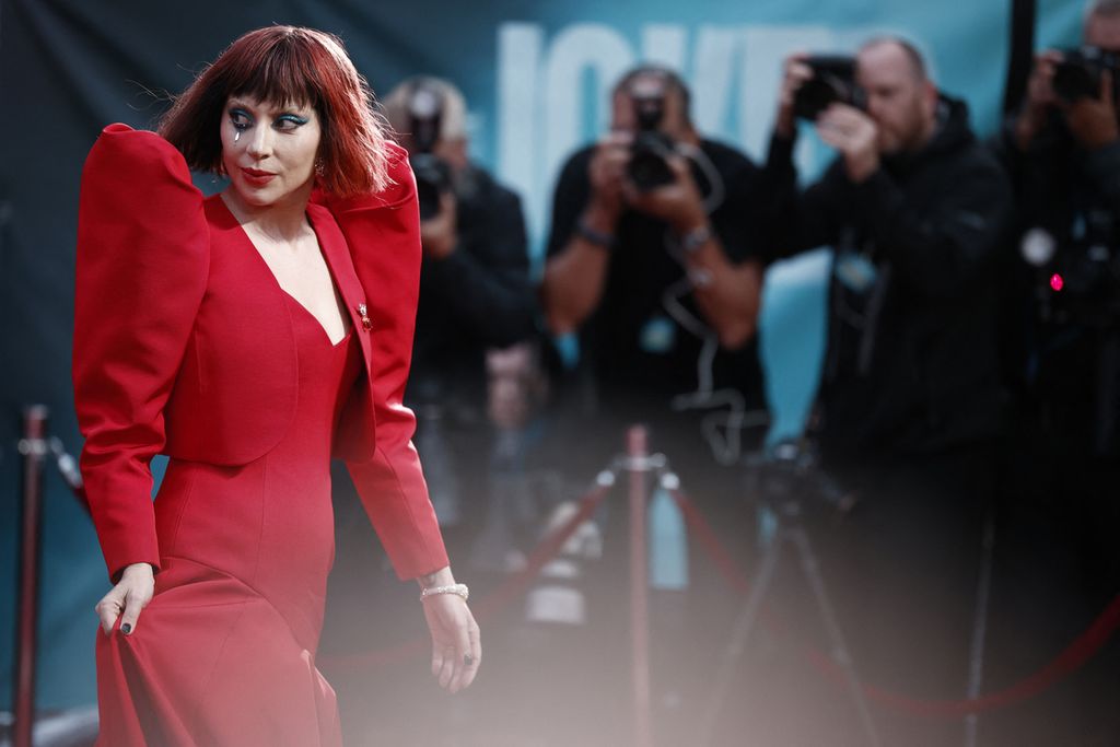 Penyanyi-penulis lagu dan aktor Amerika Serikat, Lady Gaga, berpose di karpet merah saat tiba untuk menghadiri pemutaran perdana <i>Joker: Folie À Deux</i> di London, Inggris, 25 September 2024.