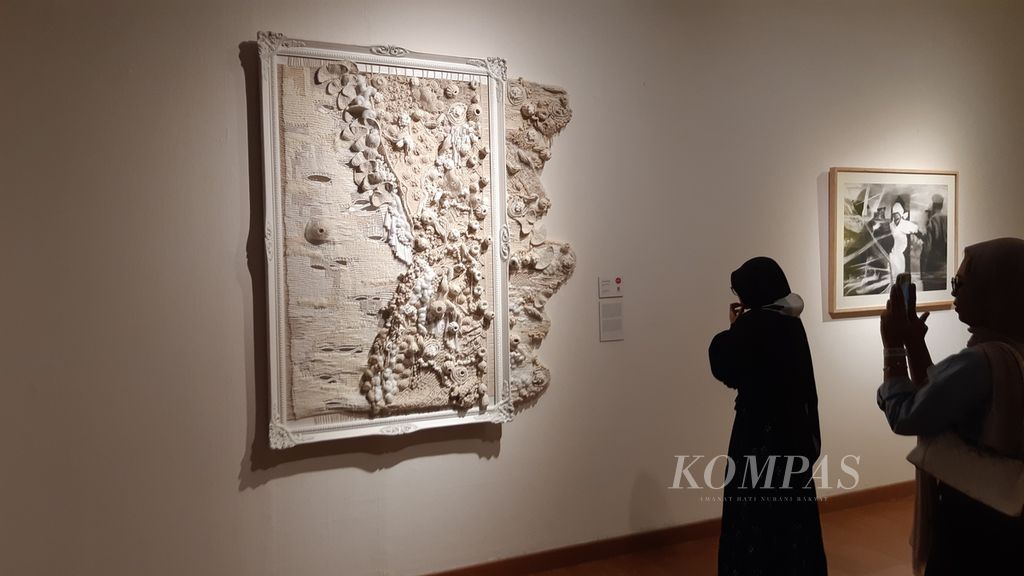 Pengunjung menikmati karya Agnes Hansella yang berjudul First of The Gang, Kamis (28/11/2024). Karya ini ditampilkan di dalam pameran pemenang dan finalis Basoeki Abdullah Art Award di Galeri Nasional Indonesia, Jakarta, 22 November hingga 8 Desember 2024.