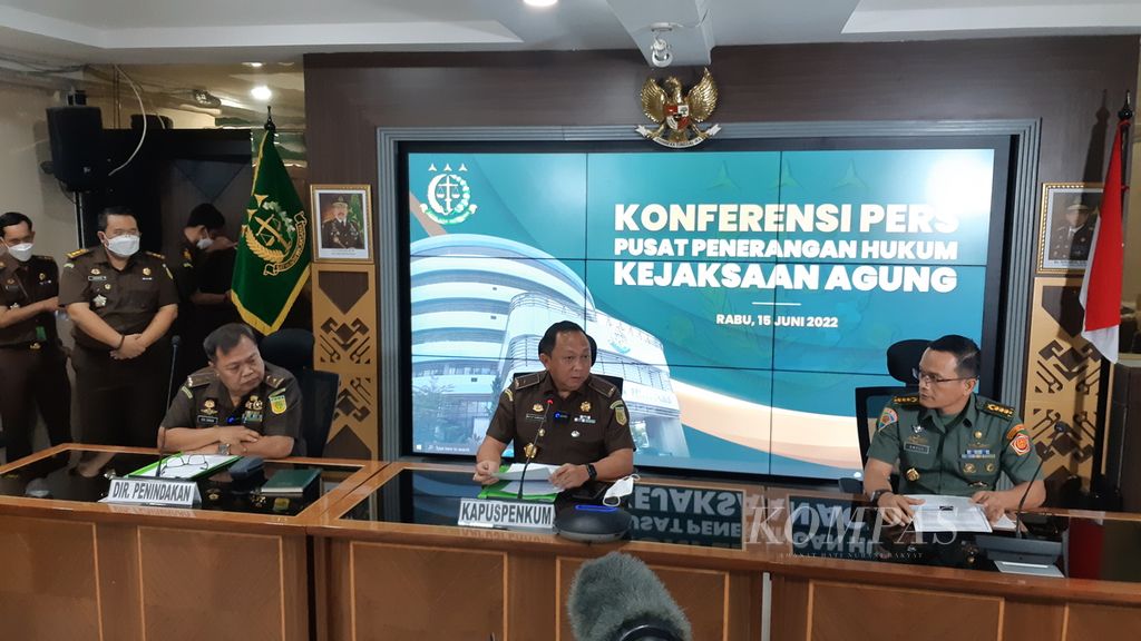 Kepala Pusat Penerangan Hukum Kejaksaan Agung Ketut Sumedana (tengah) dan Direktur Penindakan Jaksa Agung Muda Bidang Pidana Militer Kejaksaan Agung Brigadir Jenderal Edy Imran (kanan) dalam jumpa pers, Rabu (15/6/2022), di Kompleks Kejaksaan Agung.