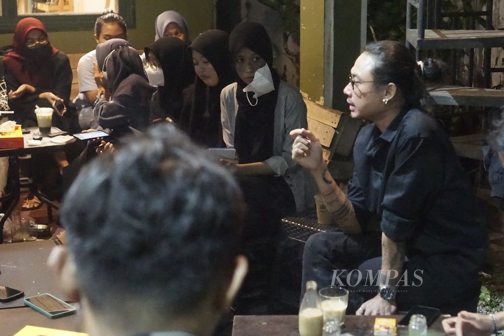 Dadang Ari Murtono (kanan) menjadi pemantik diskusi dalam sebuah forum di sebuah kafe di Kota Samarinda, Kalimantan Timur, Senin (13/3/2023).