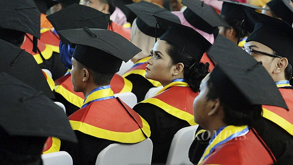 Para wisudawan mengikuti upacara wisuda mahasiswa Politeknik Keuangan Negara Sekolah Tinggi Akuntansi Negara (PKN STAN) 2017 di gedung Student Center PKN STAN, Bintaro, Tangerang Selatan, Rabu (4/10). Tahun itu, 4.502 mahasiswa program diploma I, III, dan IV PKN STAN menjalani prosesi wisuda. 
