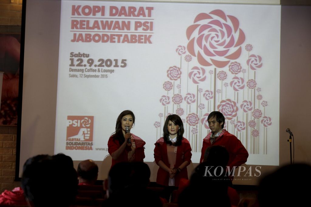 Partai Solidaritas Indonesia dan Relawan Ketua DPP Partai Solidaritas Indonesia (PSI) Isyana Bagoes Oka, Ketua Umum PSI Grace Natalie, dan Sekjen DPP PSI Raja Juli Antoni (dari kiri ke kanan) memberi arahan kepada para relawan yang datang pada acara Kopi Darat Relawan PSI di kawasan Thamrin, Jakarta, Sabtu (12/9/2015). Grace menyatakan,sebanyak 417 orang yang terdaftar sebagai relawan PSI semuanya terjaring melalui media sosial.